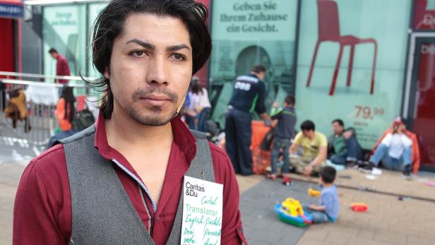 Freiwillig: Der junge Flüchtling übersetzt am Wiener Westbahnhof für Flüchtlnge
