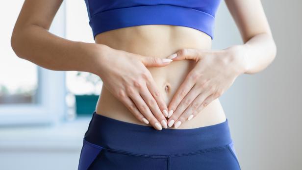 Flacher Bauch ohne Sit-ups: Warum "Stomach Vacuuming" boomt