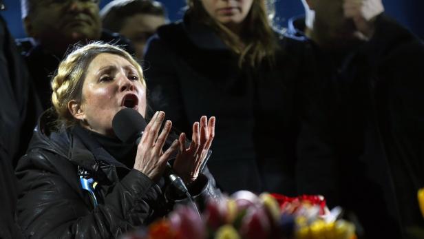 Julia Timoschenko spricht bei einer Kundgebung in ein Mikrofon.