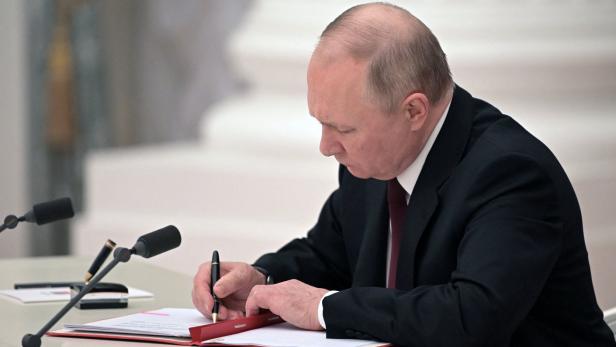 Machtdemonstration: Putins Unterschrift vor laufender Kamera