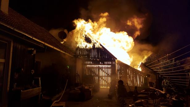 Gerätescheune stand in Grafenwörth in Flammen
