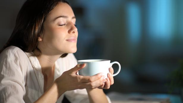 Eine Frau trinkt Kaffee.