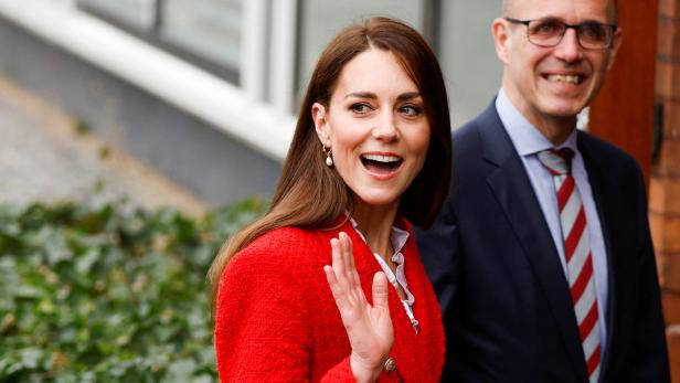 Erste Solo-Auslandsreise seit Jahren: Herzogin Kate glänzt als Lady in Red