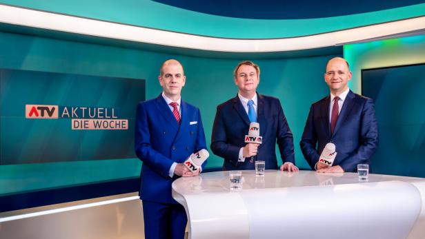 Drei Männer im Studio von „ATV Aktuell – Die Woche“.