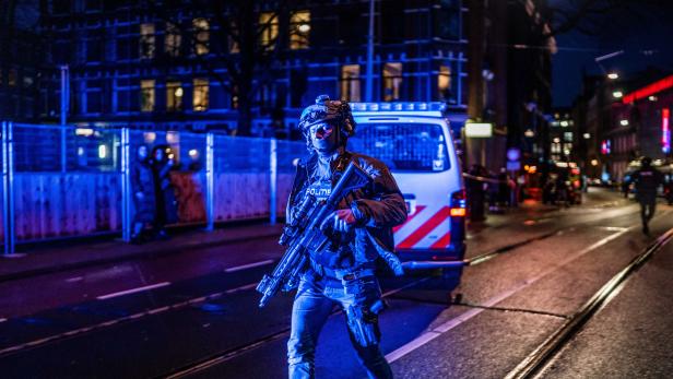 Man held hostage in Apple Store Amsterdam