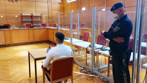 Der mutmaßliche Kopf einer Jugendbande stand am Mittwoch in Linz vor Gericht.