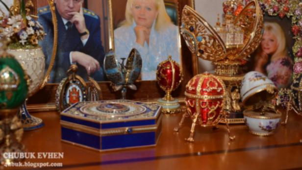 Eine Sammlung von Fabergé-Eiern und Schmuckkästchen steht auf einem Tisch.