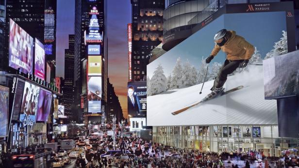 Ein Skifahrer auf einer riesigen Werbetafel am Times Square in New York.