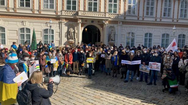 Ukrainer in Wien demonstrierten: Tränen, Liebeslieder und Kampfansagen