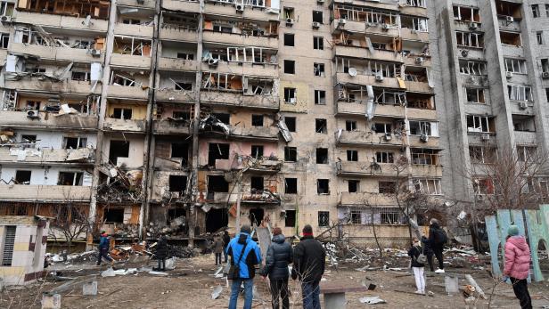 Ein zerstörtes Wohnhaus in Kiew