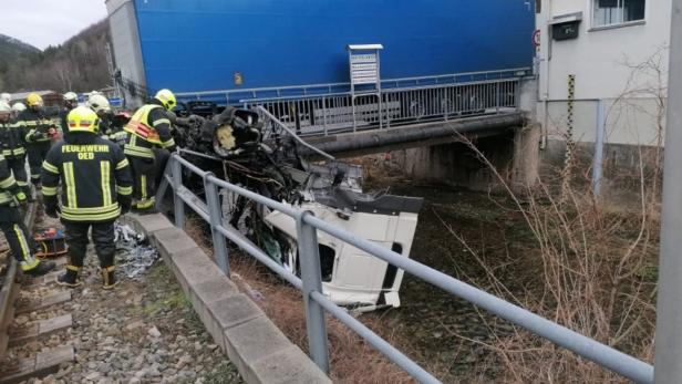 Güterzug gegen Lkw in NÖ: Fahrerkabine stürzte in die Piesting
