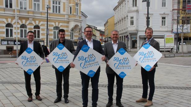 In Vorfreude: Stadtchef Christian Haberhauer (M.), Stadtrat Stefan Jandl (li.) und die Ortsvorsteher Manuel Scherscher,  Anton Geister und Andreas Gruber