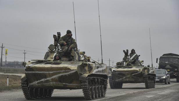Russian troops in Crimea head to mainland Ukraine