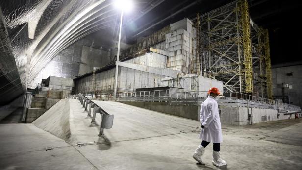 Arbeiter innerhalb der Schutzhülle um den vierten Reaktorblock von Tschernobyl.