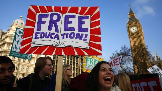 Demonstranten fordern kostenlose Bildung vor dem Big Ben in London.