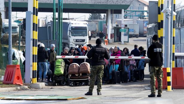 115.000 Ukrainer an Polens Grenze: "18 Kilometer zu Fuß durch die Nacht"