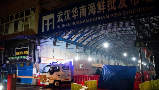 Chinesische Inspektoren verlassen nach einer Untersuchung Mitte Jänner 2020 den am 1. Jänner geschlossenen Huanan-Markt in Wuhan.