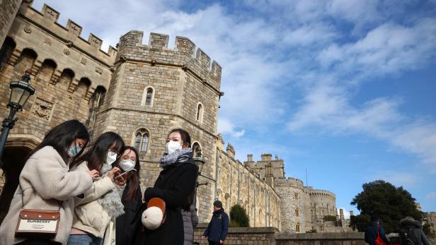 Touristen vor Windsor Castle: In England sind jetzt Coronavirus-Infektionen mit einer Mischvariante aus Delta und Omikron nachgewiesen worden.