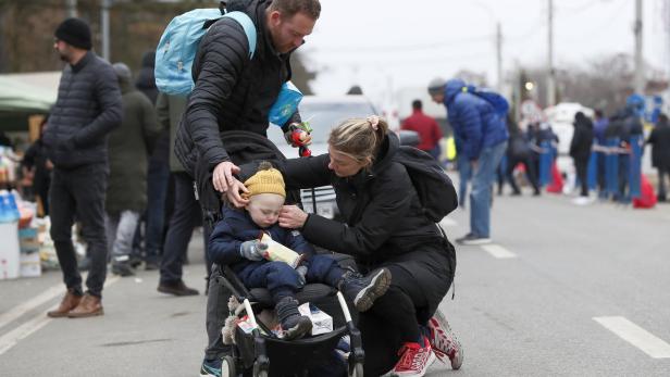 Geflohene ukrainische Familie, die gerade in Rumänien angekommen ist