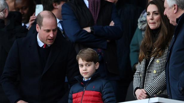 Keine Manieren? Gelangweilter Prinz George bei Rugby-Spiel mit William und Kate