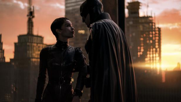 Robert Pattinson als einsamer Bruce Wayne alias Batman findet eine Seelenverwandte in Zoë Kravitz als Selina Kyle alias Katzenfreundin Catwoman in „The Batman“