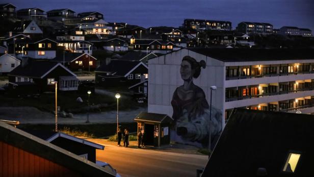 Eine Wandmalerei einer Inuit in Grönlands Hauptstadt Nuuk im September 2021 A