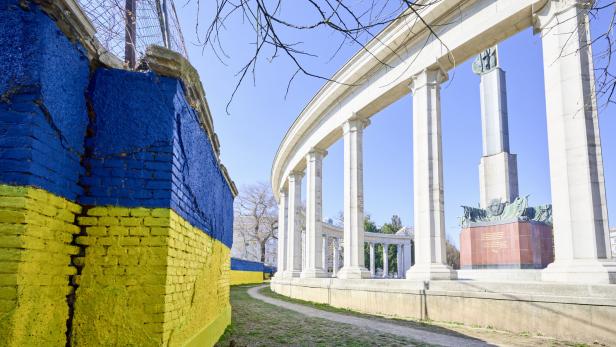 Mauer beim "Russen-Denkmal" am Wiener Schwarzenbergplatz blau-gelb bemalt