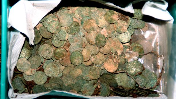 In einer Felsnische lagen über Jahrhunderte hinweg Silbermünzen. Wer sie dort versteckt und warum er sie nie mehr abgeholt hat, wird wohl für immer ein Geheimnis bleiben