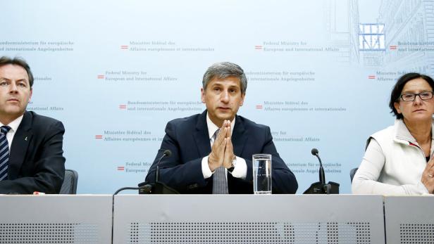 Drei Personen sitzen an einem Tisch vor einem Hintergrund des Bundesministeriums für europäische und internationale Angelegenheiten.