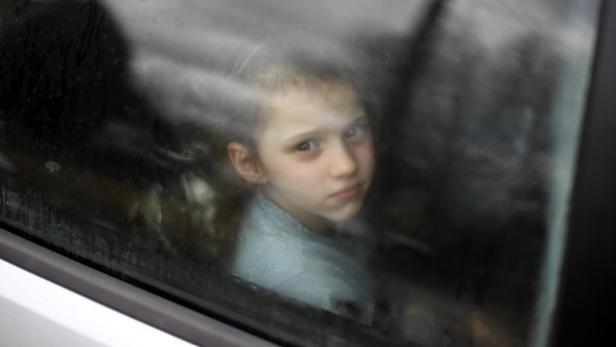 Ein ukrainisches Mädchen bei der Flucht aus Kiew