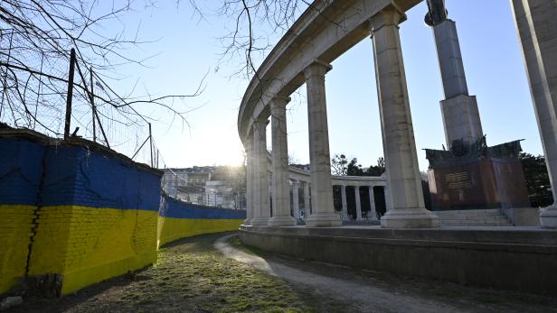 MAUER HINTER RUSSENDENKMAL IN FARBEN DER UKRAINE