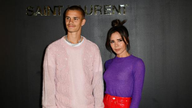 Seltenheit: Romeo Beckham mit Freundin und Mama Victoria bei Modeschau