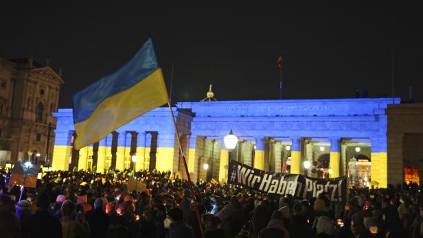 UKRAINE: WIEN - LICHTERMEER #YESWECARE #UKRAINE AM HELDENPLATZ