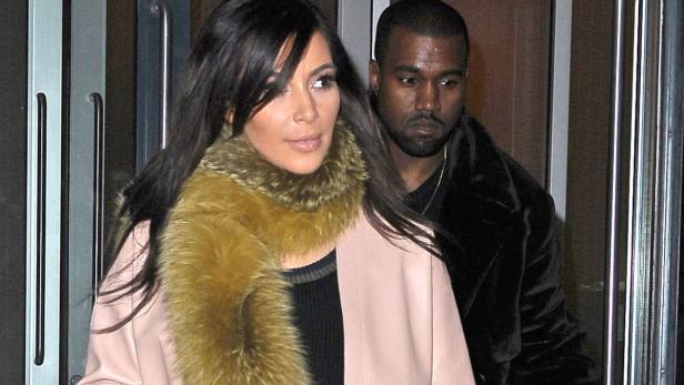 Kim Kardashian, Richard Lugners Opernballgast 2014, hat offenbar die Anreise nach Wien angetreten. &quot;Sie ist erstmal von Los Angeles nach New York geflogen, zum Shoppen mit ihrem Partner Kanye West. Hoffentlich kauft sie sich auch ein Ballkleid, denn bei uns hat sich noch niemand wegen eines Kleides gemeldet&quot;, berichtete der Baumeister am Montag gegenüber der APA.