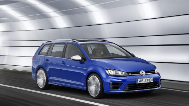 Ein blauer VW Golf Variant fährt auf einer Straße.