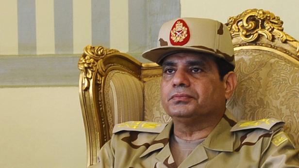 Abdel Fattah el-Sisi in Militäruniform sitzt auf einem verzierten Stuhl.
