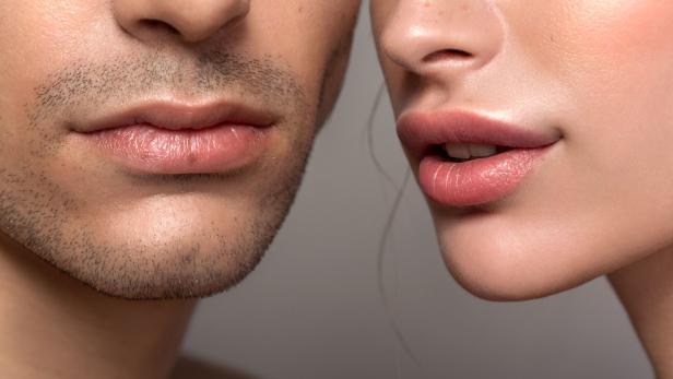 Nahaufnahme von den Gesichtern eines Mannes und einer Frau.