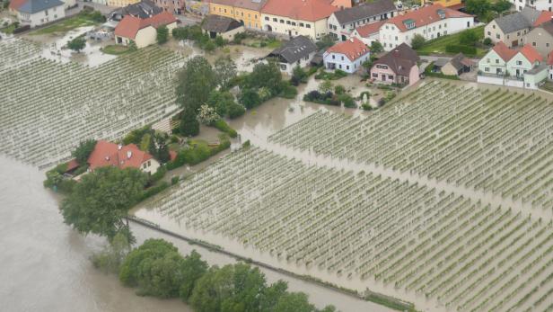APA13037816-2 - 03062013 - KREMS - ÖSTERREICH: ZU APA 0042 CI - Ein Blick auf von der Donau überflutete Häuser und Weingärten in der Wachau am Montag, 3. Juni 2013. Nach den heftigen Regenfällen kommt es nun auch entlang der Donau in Ostösterreich zu Überflutungen. APA-FOTO: ROLAND SCHLAGER