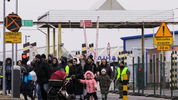 People from Ukraine arrive to Poland after crossing the Polish-Ukrainian border checkpoint Korczowa-Krakovets
