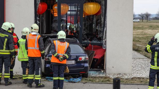 Auto krachte in Linz-Land in Lokal: Sieben Verletzte