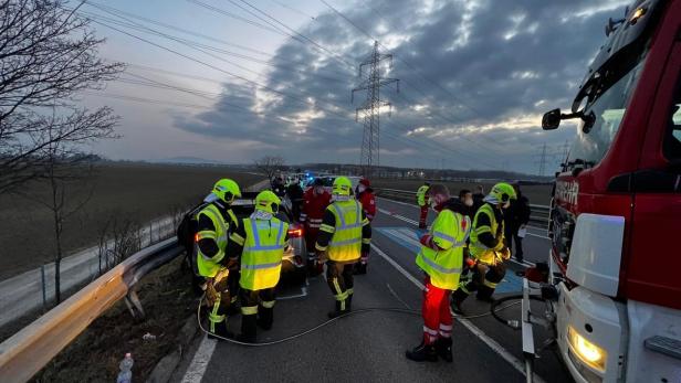 Schlepper mit acht Flüchtlingen durch Unfall in NÖ aufgeflogen