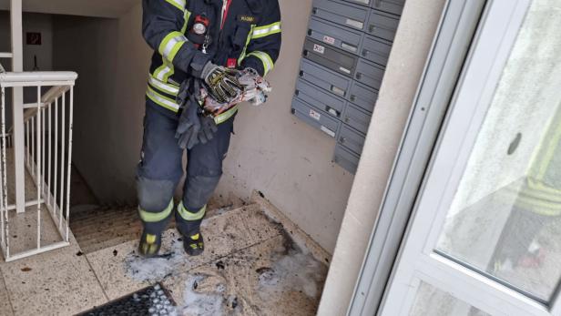 Postwurfsendungen gerieten in einem Stiegenhaus in Brand