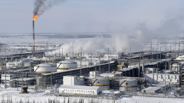 FILE PHOTO: A general view shows oil treatment facilities at Vankorskoye oil field owned by Rosneft north of Krasnoyarsk