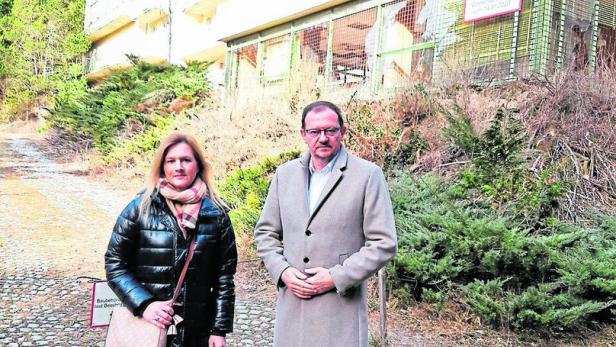 Petra Vorderwinkler und Rudolf Silvan vor dem gesperrten Komplex in Feichtenbach bei Pernitz