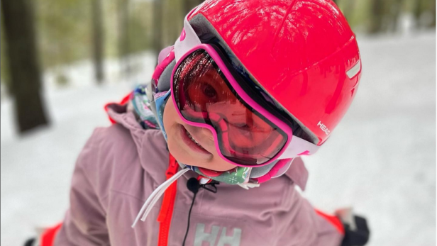 Dreijährige Skifahrerin sorgt mit witzigen Videos für Tiktok-Hit