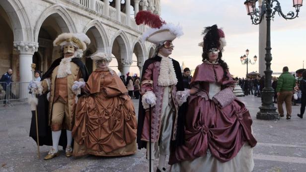 Der Karneval in Venedig ist in vollem Gange: Das farbenfrohe Spektakel aus Musik, Straßenkunst und Kultur in der Lagunenstadt geht insgesamt über zwei Wochen und dauert noch bis 4. März an.