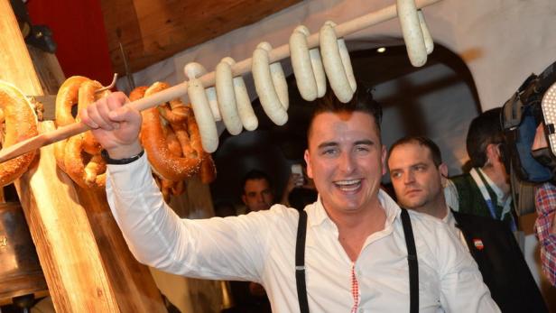 Er ist der beliebteste Volksmusiker Deutschlands: 33,5 Prozent der Deutschen stimmten für Österreicher Andreas Gabalier. Der 33-jährige wurde bei einer repräsentativen Umfrage der 'TNS Emnid' für die Zeitschrift 'Neue Post' zum liebsten Volkssänger des Landes gewählt.