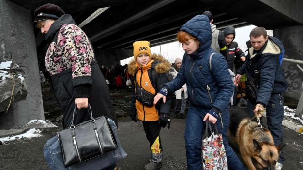 Flüchtende Menschen in Irpin nahe Kiew