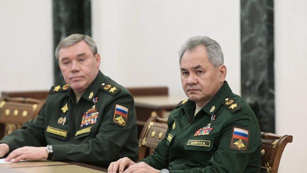 Generalstabschef Valery Gerasimov verlor seinen Neffen im Krieg, rechts Verteidigungsminister Sergei Shoigu
