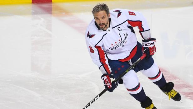 Alexander Ovechkin von den Washington Capitals in Aktion auf dem Eis.